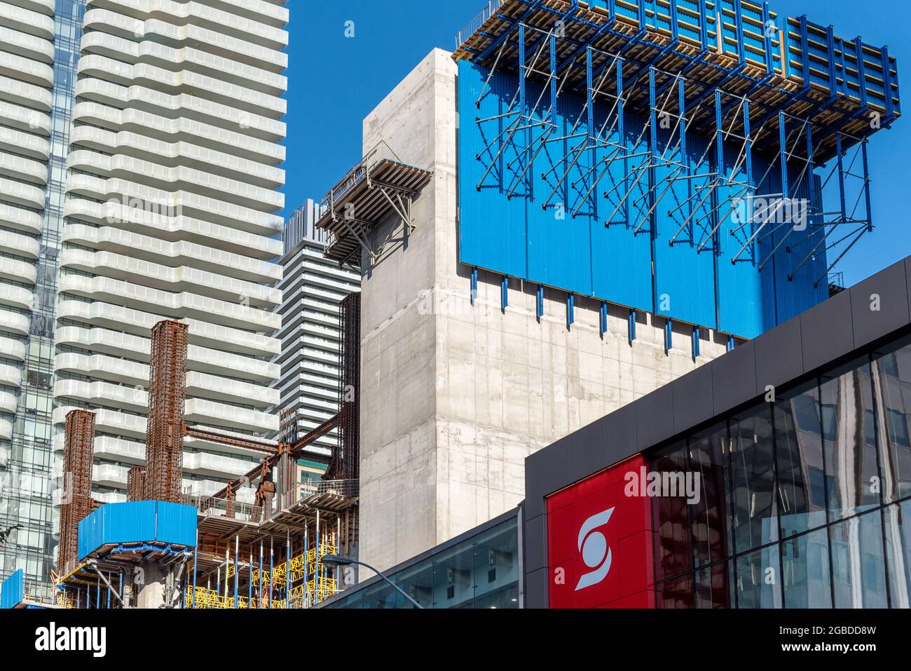 Site de construction et détails des résidences One à l'intersection des rues Yonge et Bloor dans le quartier du centre-ville de Toronto, dans la CAN Banque D'Images