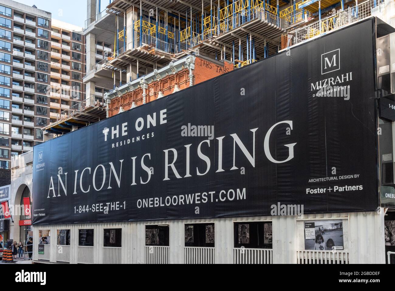 Signe « une icône est en hausse ». Site de construction et détails des résidences One à l'intersection des rues Yonge et Bloor dans le quartier du centre-ville Banque D'Images