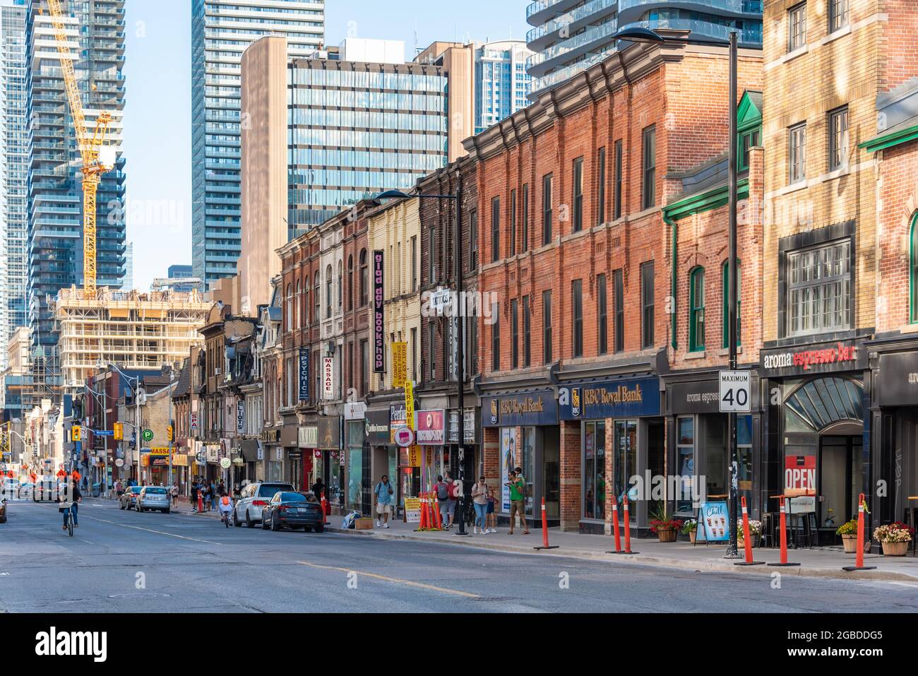 Architecture coloniale de faible hauteur le long de la rue Yonge, dans le quartier du centre-ville de Toronto, au Canada. Certains de ces bâtiments sont désignés patrimoine mais homme Banque D'Images
