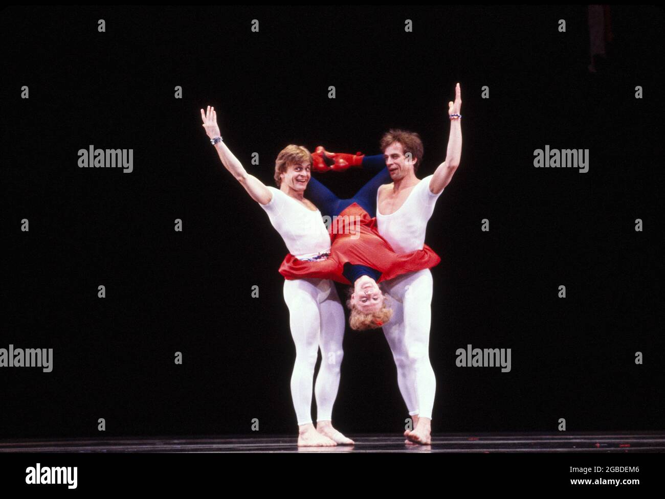 Danseurs de ballet Mikhail Baryshnikov, Rudolf Nureyev levant Gwen Verdon pendant la performance au Gala Benefit pour Paul Taylor Dance Company, City Centre, New York City, New York, Etats-Unis, Bernard Gotfryd, avril 1981 Banque D'Images