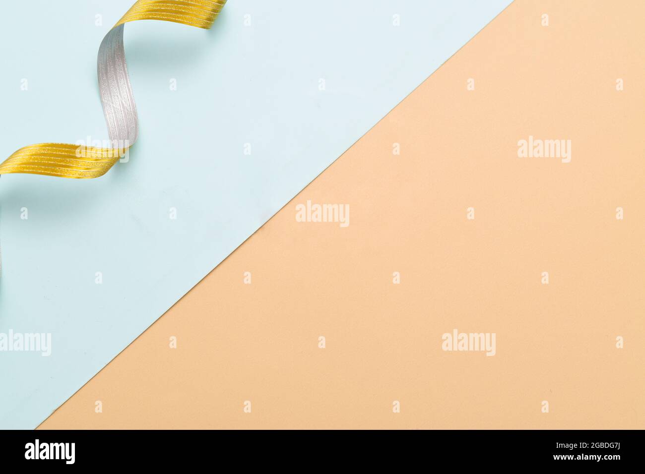 fond bleu et marron avec ruban doré sur le dessus, fond de célébration Banque D'Images