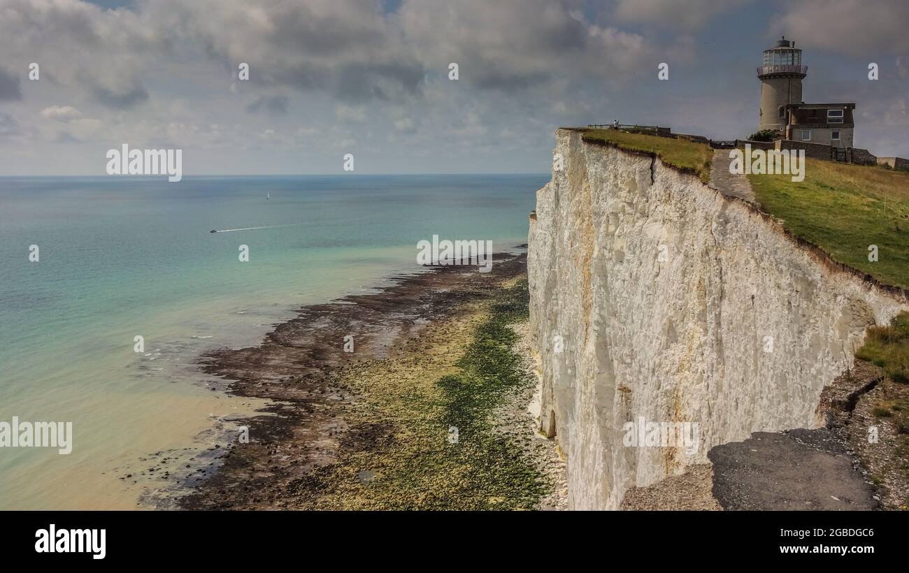 Eastbourne, East Sussex, Royaume-Uni. 3 août 2021. Une scène changeante et une falaise de craie blanche immaculée après une autre chute de roche à l'est du phare de Belle tout, une section de l'ancien chemin est maintenant reléguée à la plage en contrebas. Heureusement, la chute s'est produite dans les premières heures de vendredi matin, donc aucune personne n'était présente près du bord. D'autres chutes sont imminentes car la roche sédimentaire a été adoucie par de fortes pluies et d'autres fissures sont évidentes. Crédit : David Burr/Alay Live News Banque D'Images