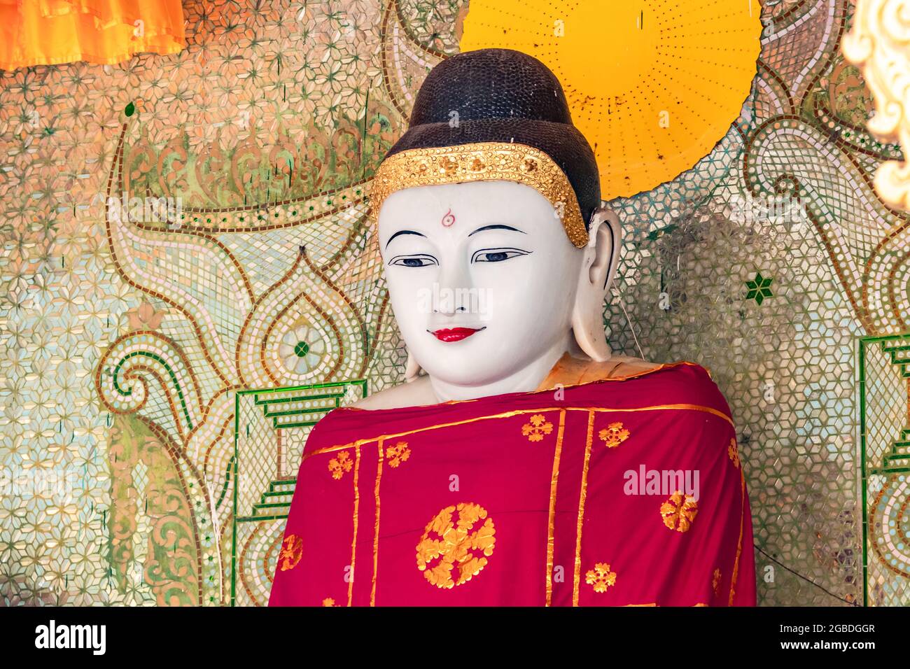 Statue de Bouddha ornée avec robe rouge dans un temple de la Pagode Shwedagon à Yangon birman Banque D'Images