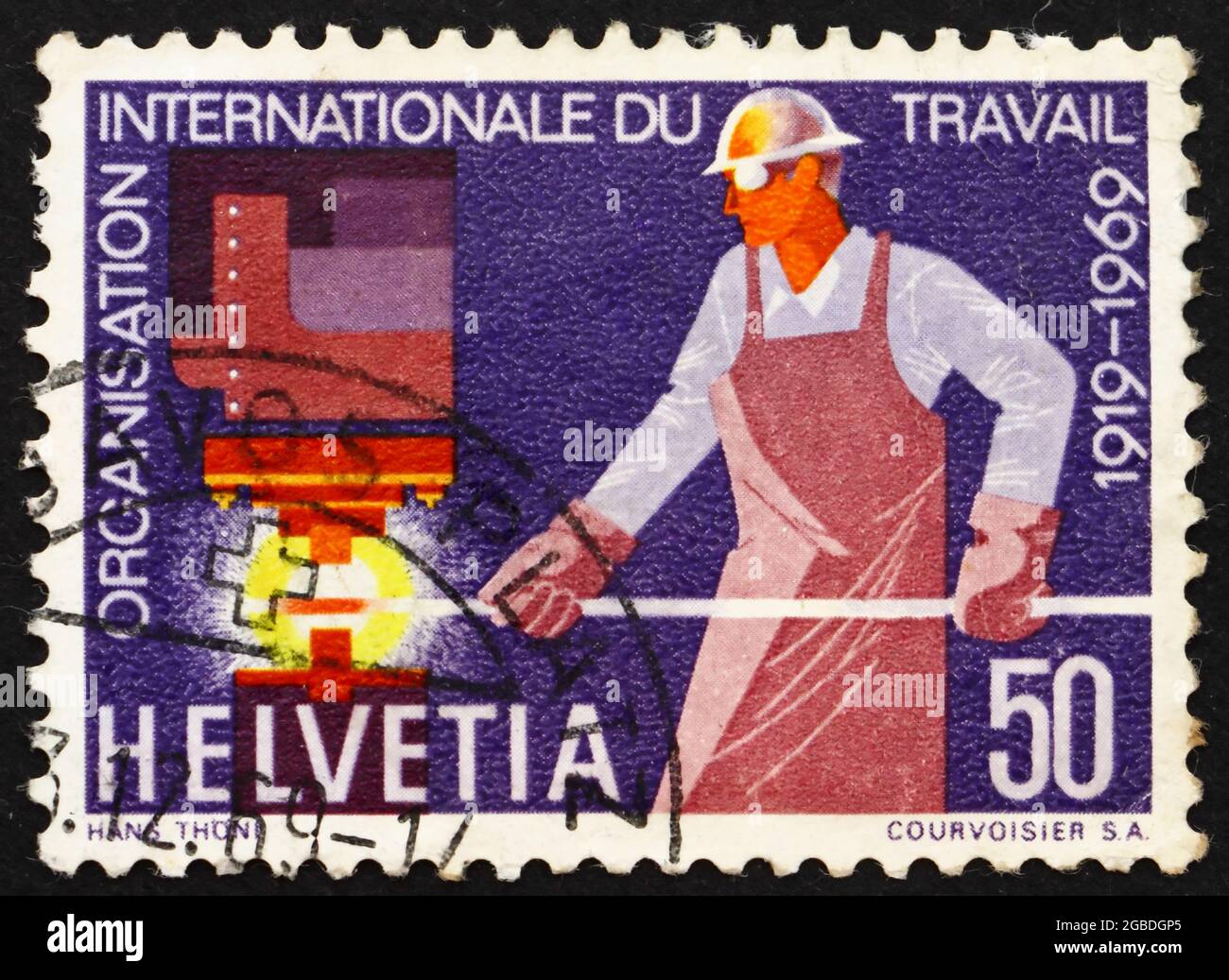 SUISSE - VERS 1969: Un timbre imprimé en Suisse montre Steelworker, 50ème anniversaire de l'Organisation internationale du travail, vers 1969 Banque D'Images