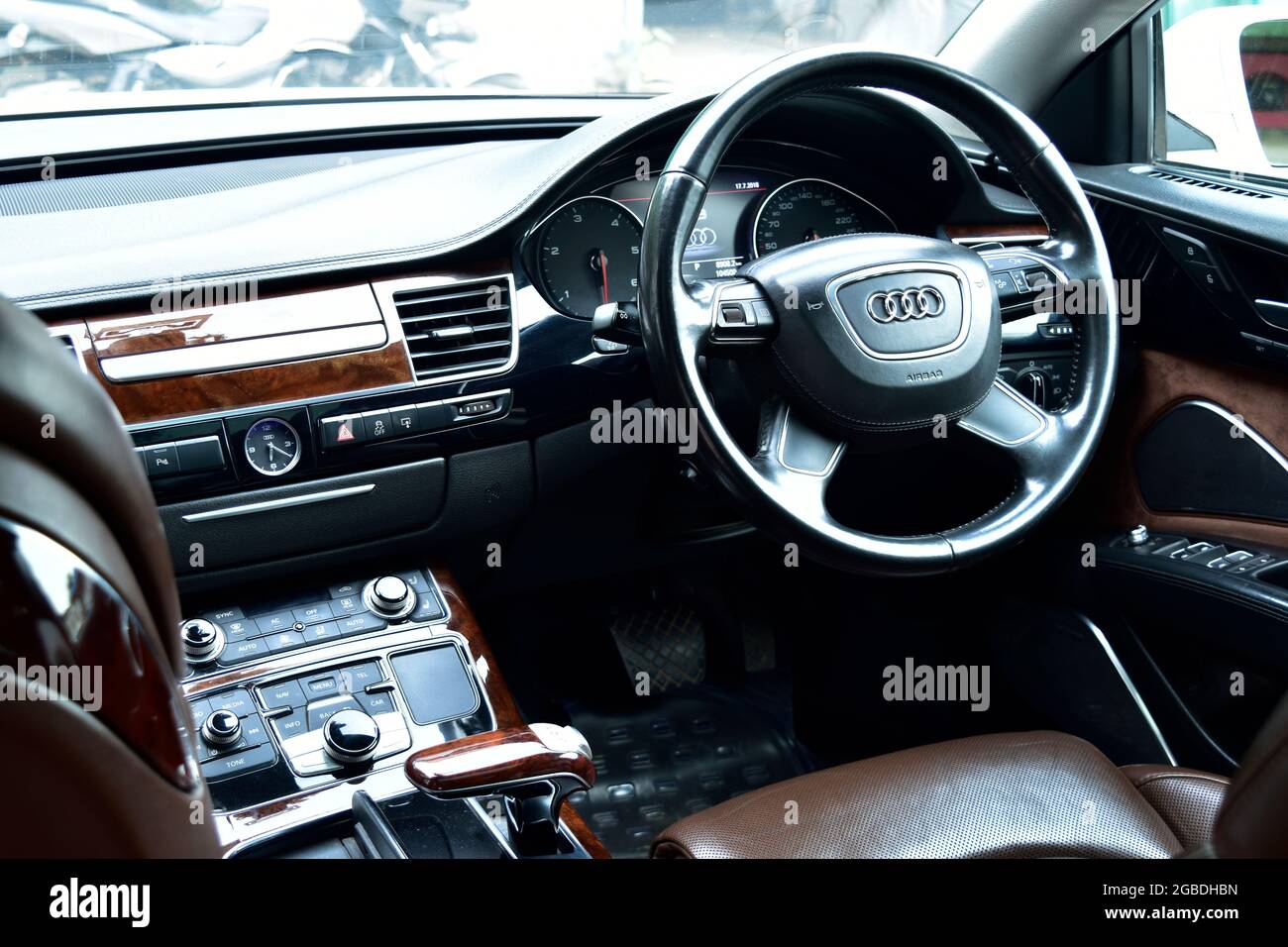 Intérieur d'une voiture Audi de luxe, intérieur Audi en bois Banque D'Images