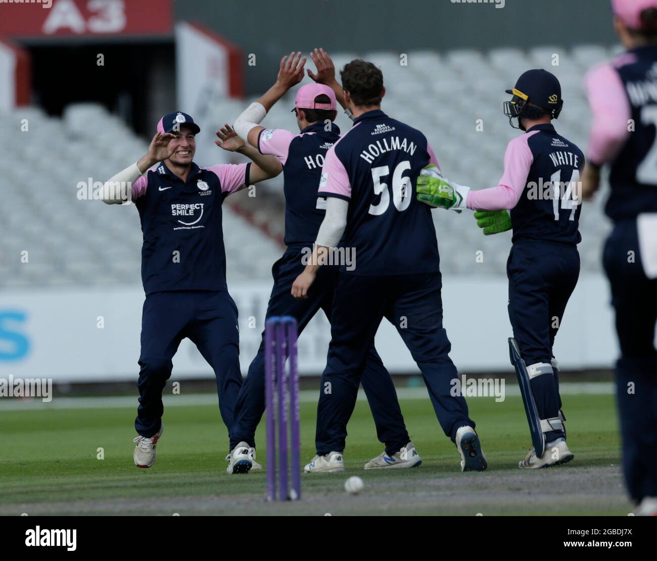 3 août 2021 ; Emirates Old Trafford, Manchester, Lancashire, Angleterre ; Royal London Cup Cricket, Lancashire versus Middlesex; une autre prise dans le profond pour Josh de Caires de Middlesex après qu'il a attrape Rob Jones de Lancashire pour 72 au large du bowling de Luke Hollman Banque D'Images