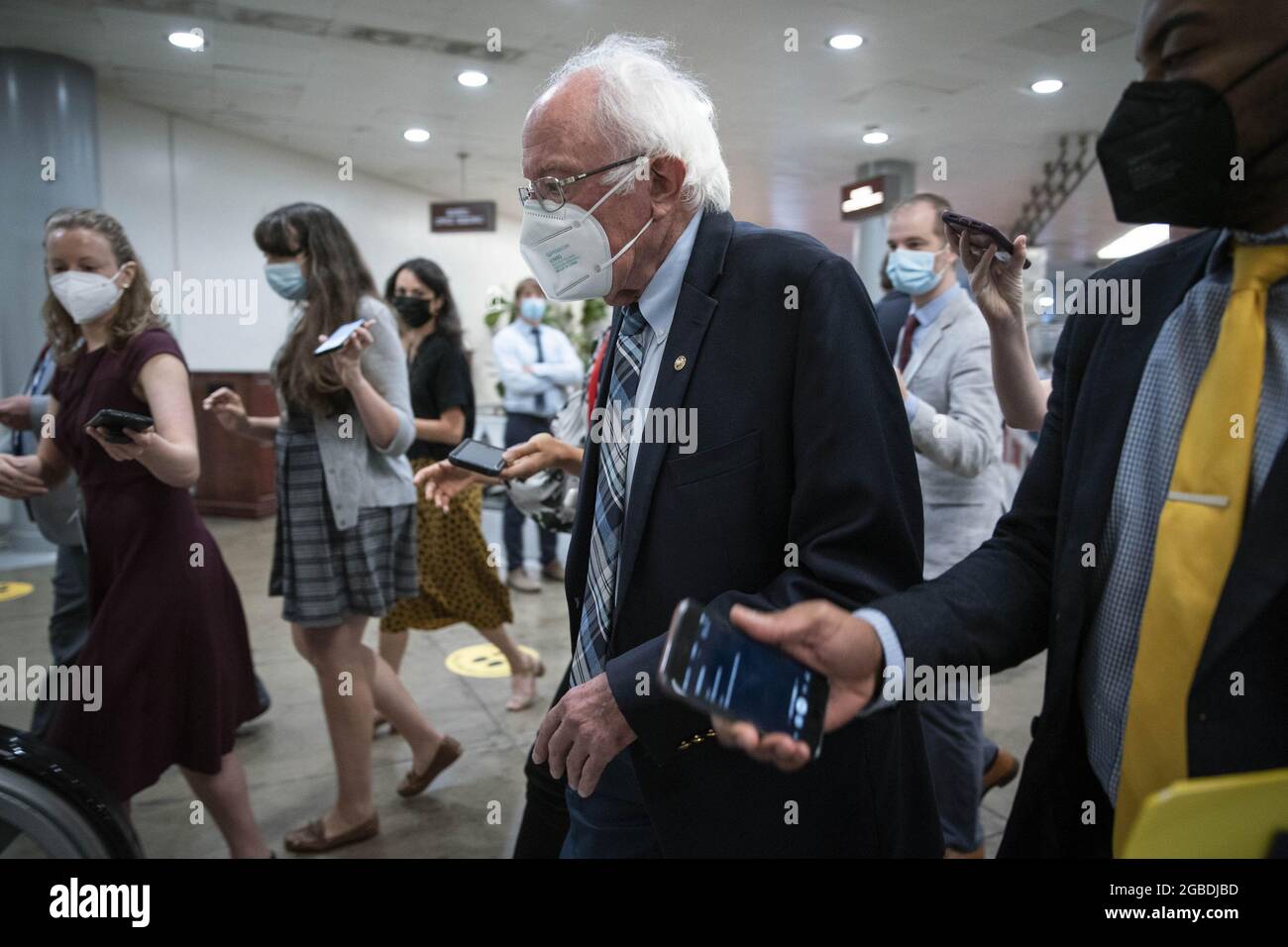Washington, États-Unis. 03ème août 2021. Le sénateur Bernie Sanders (I-VT) parle aux journalistes tout en marchant dans le métro du Sénat au Capitole des États-Unis à Washington DC, le mardi 3 août 2021. Les sénateurs votent sur les amendements à la Loi sur l'investissement dans les infrastructures et l'emploi. Photo de Sarah Silbiger/UPI crédit: UPI/Alay Live News Banque D'Images