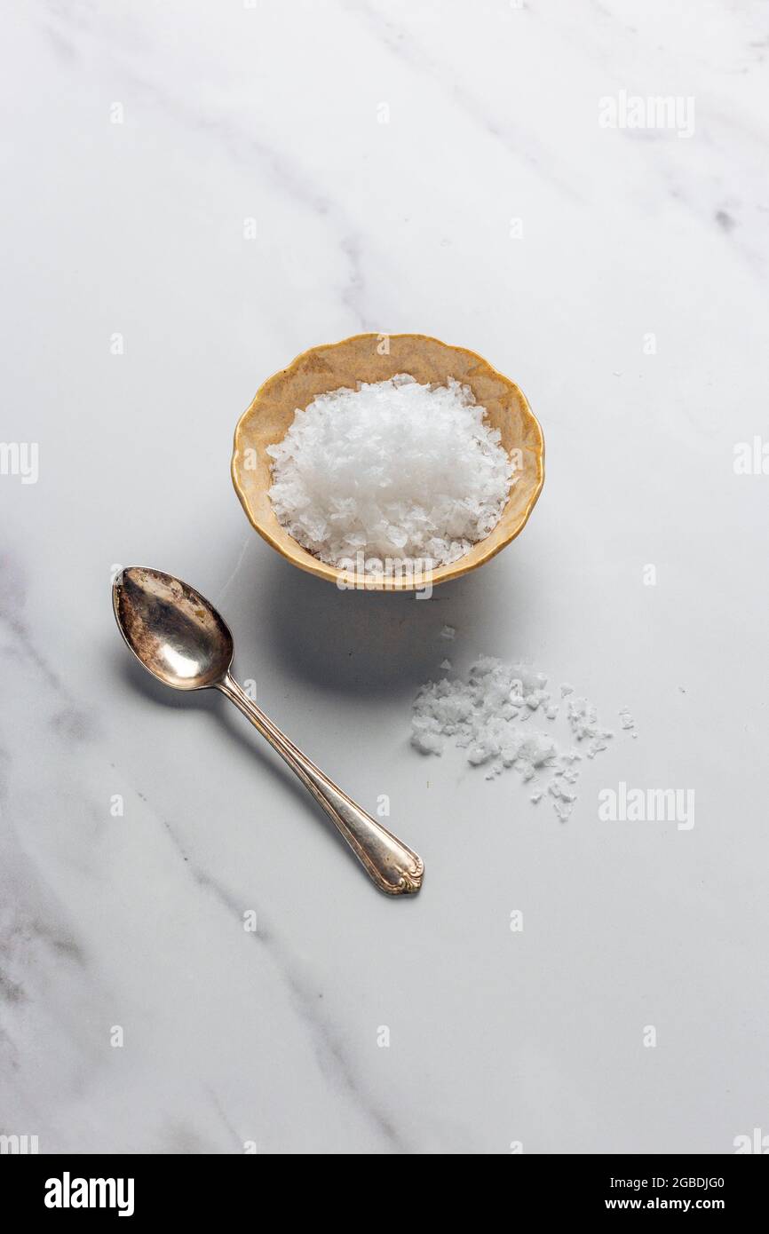 Bol de sel de mer – COPYSPACE   FOOPPIX BLANC Banque D'Images