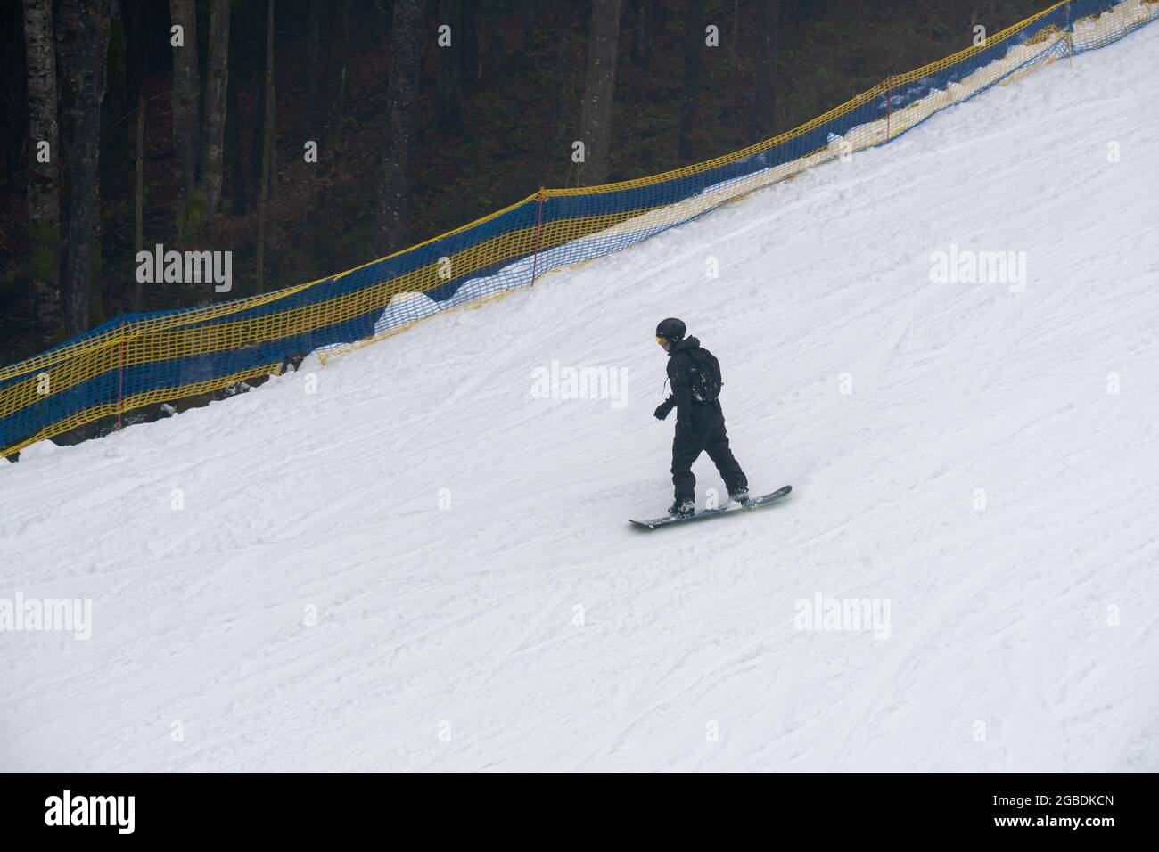 Vue de dessus du snowboardeur sur la pente couverte de neige blanche Banque D'Images