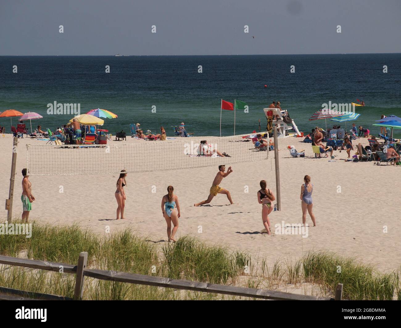 Beach volley-ball joueurs appréciant un match sur la plage dans Ocean County, New Jersey. Banque D'Images