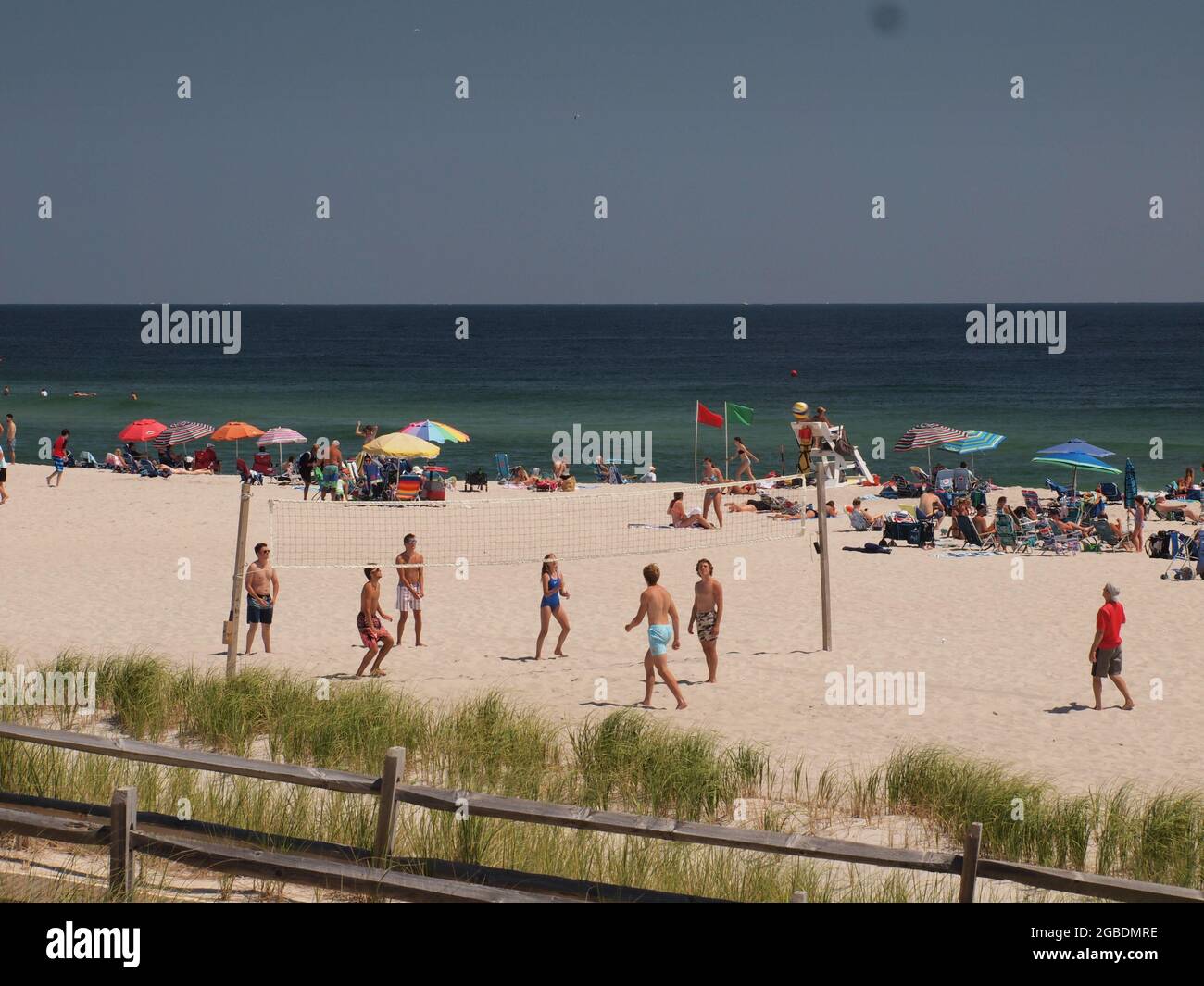 Beach volley-ball joueurs appréciant un match sur la plage dans Ocean County, New Jersey. Banque D'Images