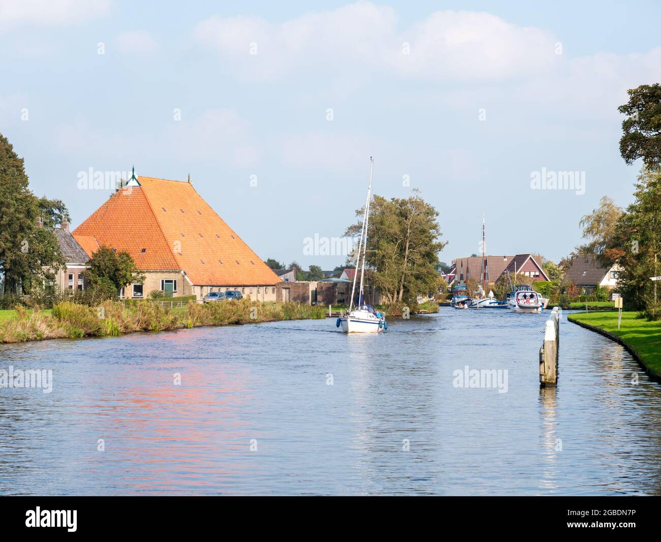 Personnes en voilier naviguant sur la rivière Boorne à Akkrum, Frise, pays-Bas Banque D'Images