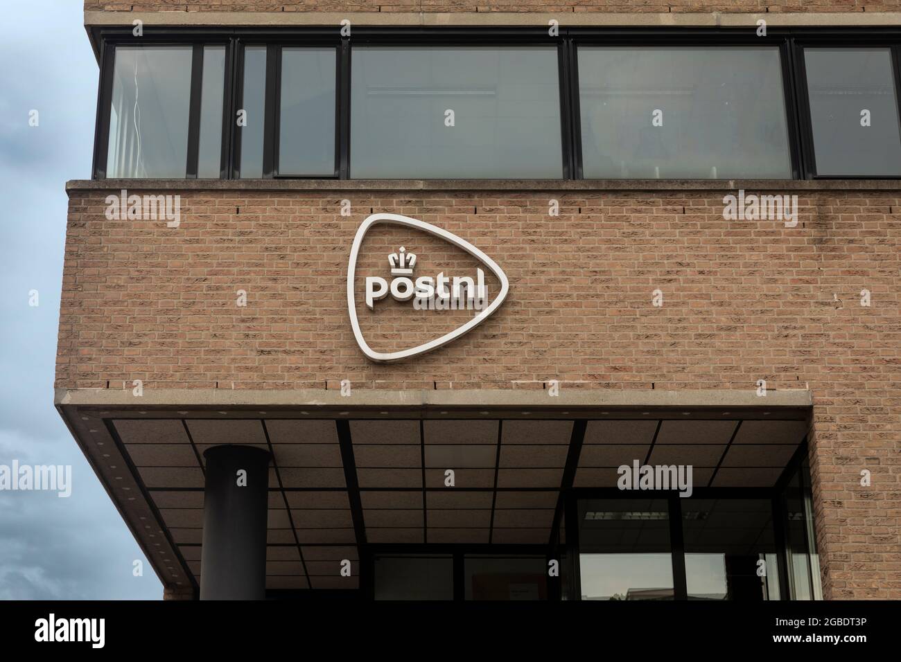 Breda, pays-Bas 28 juin 2021. Le logo de la plus grande société postale nationale des pays-Bas, postnl sur la façade de leur bâtiment Banque D'Images