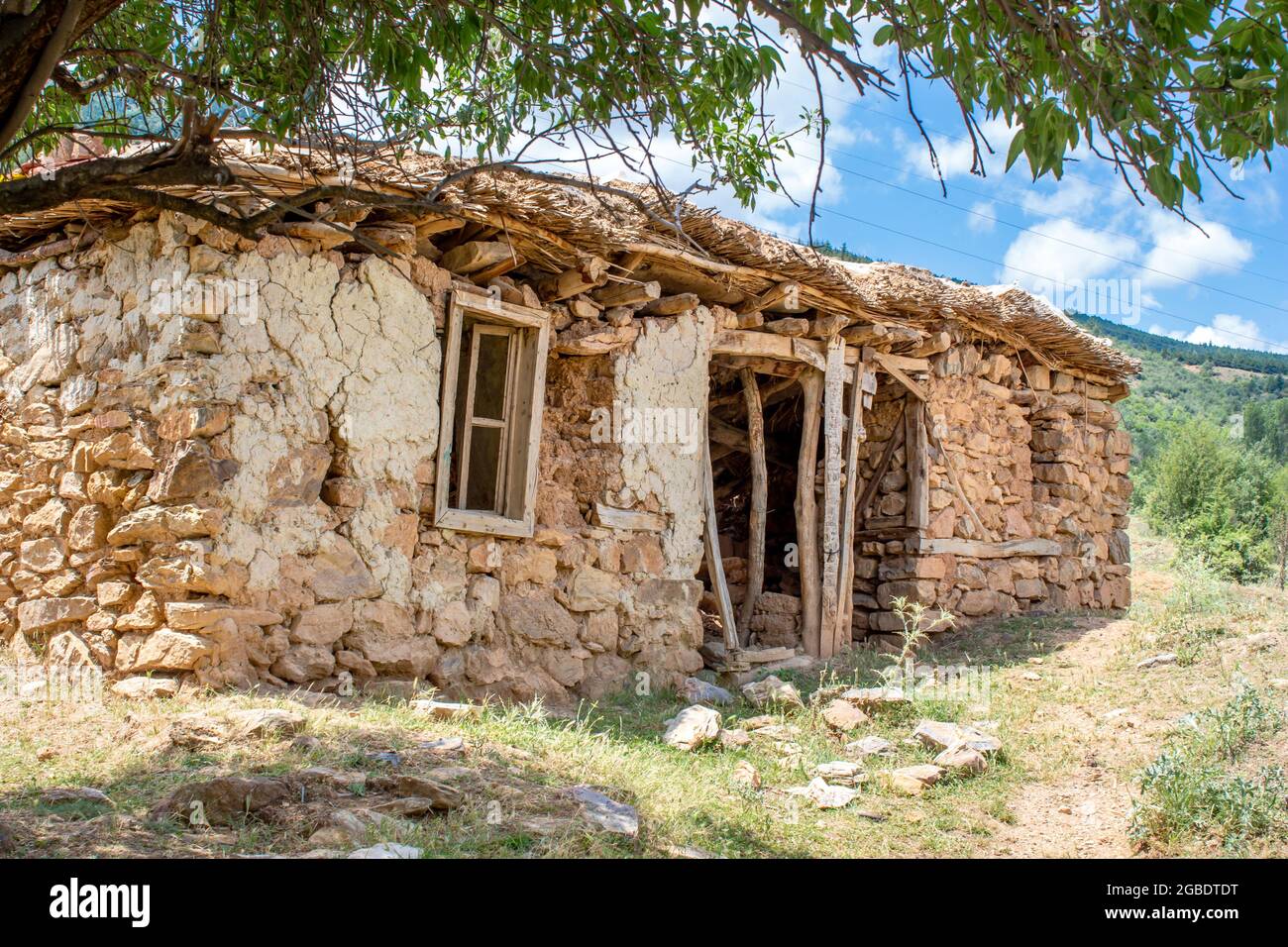 Ancienne maison en pierre en ruines sur la montagne. Ancien bâtiment en bois et en pierre à Afyonkarahisar, Turquie. Banque D'Images