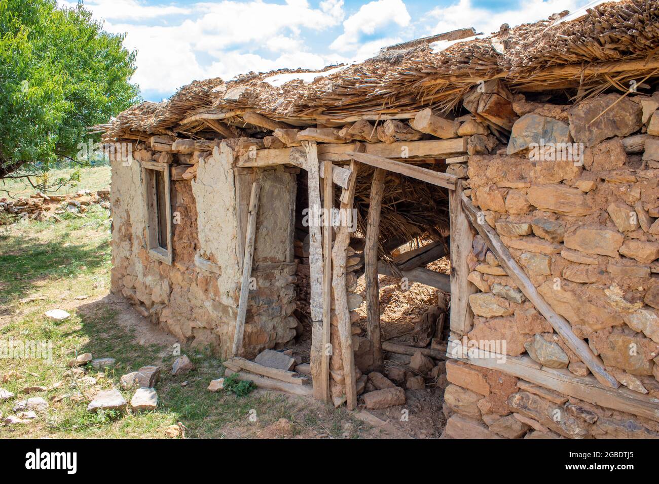 Ancienne maison en pierre en ruines sur la montagne. Ancien bâtiment en bois et en pierre à Afyonkarahisar, Turquie. Banque D'Images