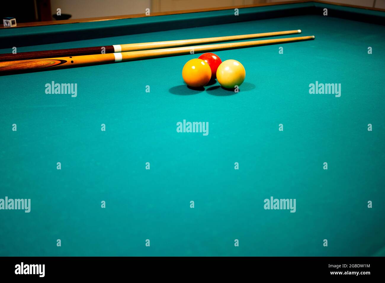 Un billard en tissu vert ou table de billard rouge, jaune et blanc boule, hobby et sport avec espace de copie Banque D'Images