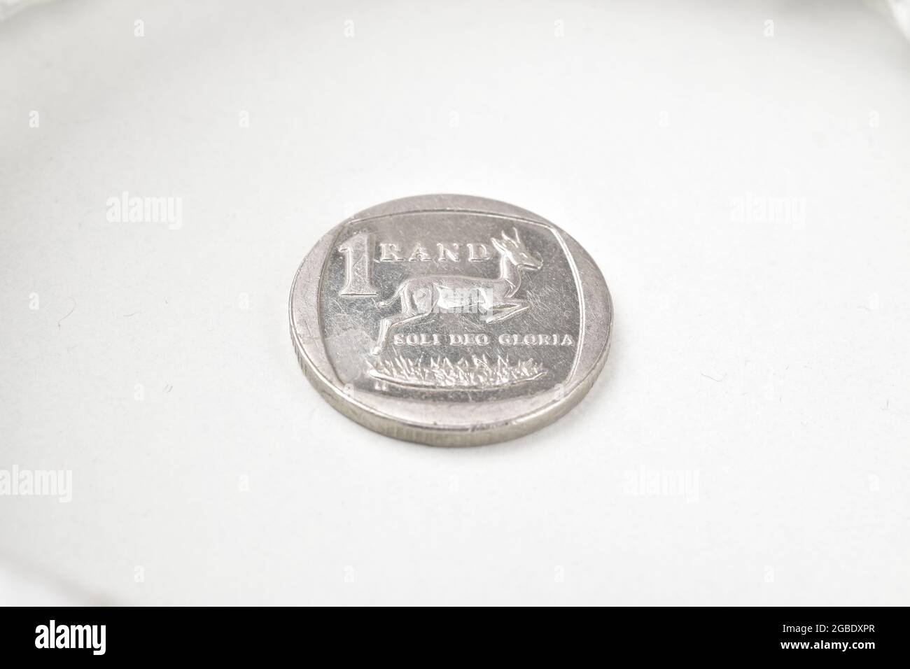 Un Rand South African coin isolé sur fond blanc Banque D'Images