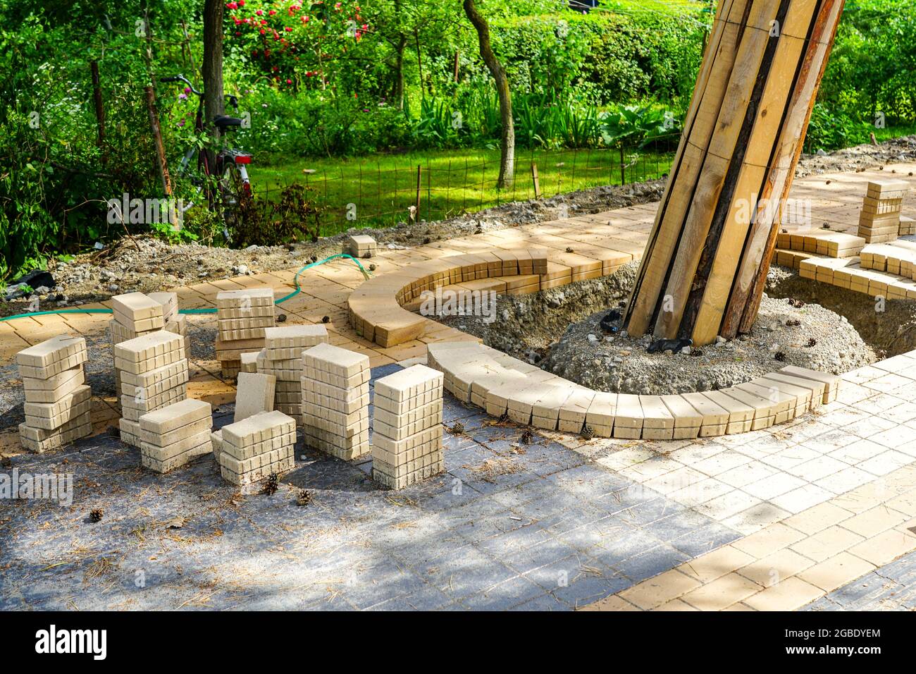 amélioration de l'infrastructure de la ville, travaux de reconstruction des trottoirs, remplacement des pavés, assemblage de rosetta autour des troncs d'arbres Banque D'Images