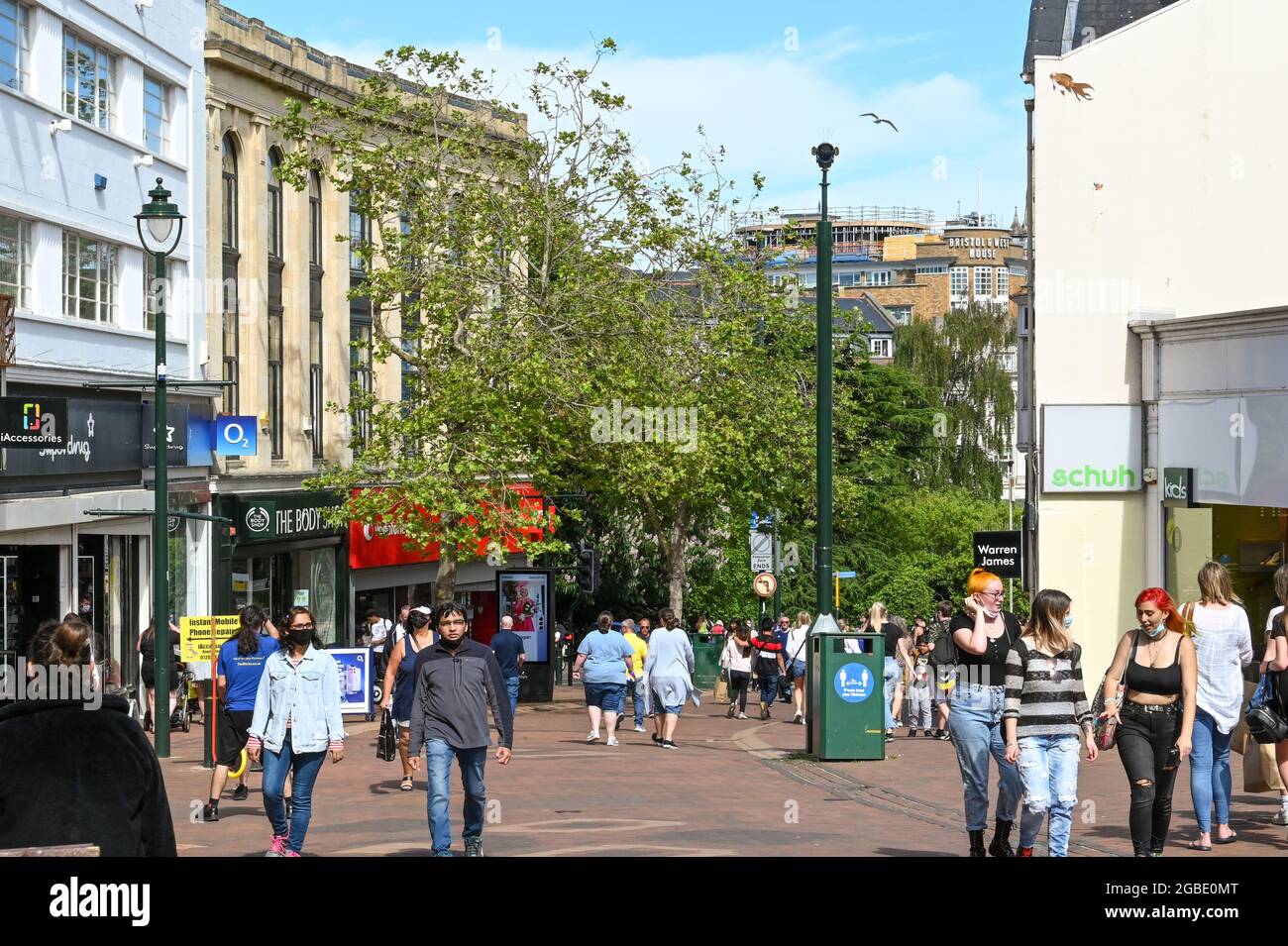 Bournemouth, Dorset, Angleterre - juin 2021 : gens dans l'une des principales rues commerçantes du centre-ville de Bournemouth. Banque D'Images