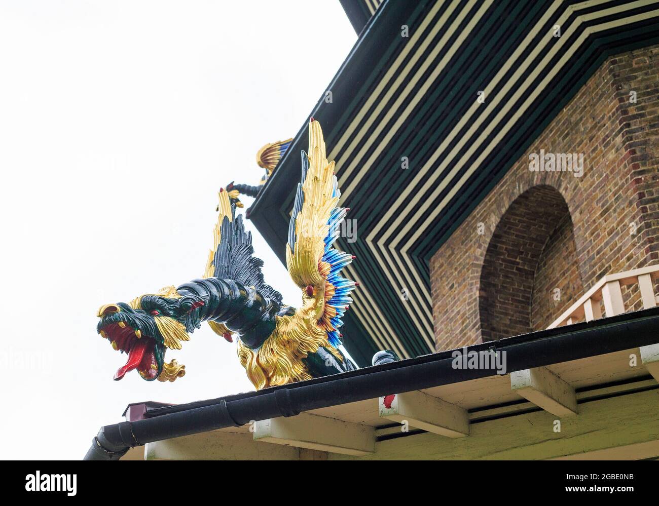 Grande pagode, Kew Gardens, Londres, 2021. Réplique dragon sur l'un des balcons de la pagode de 10 étages, les dragons originaux ont été enlevés en 1823 an Banque D'Images