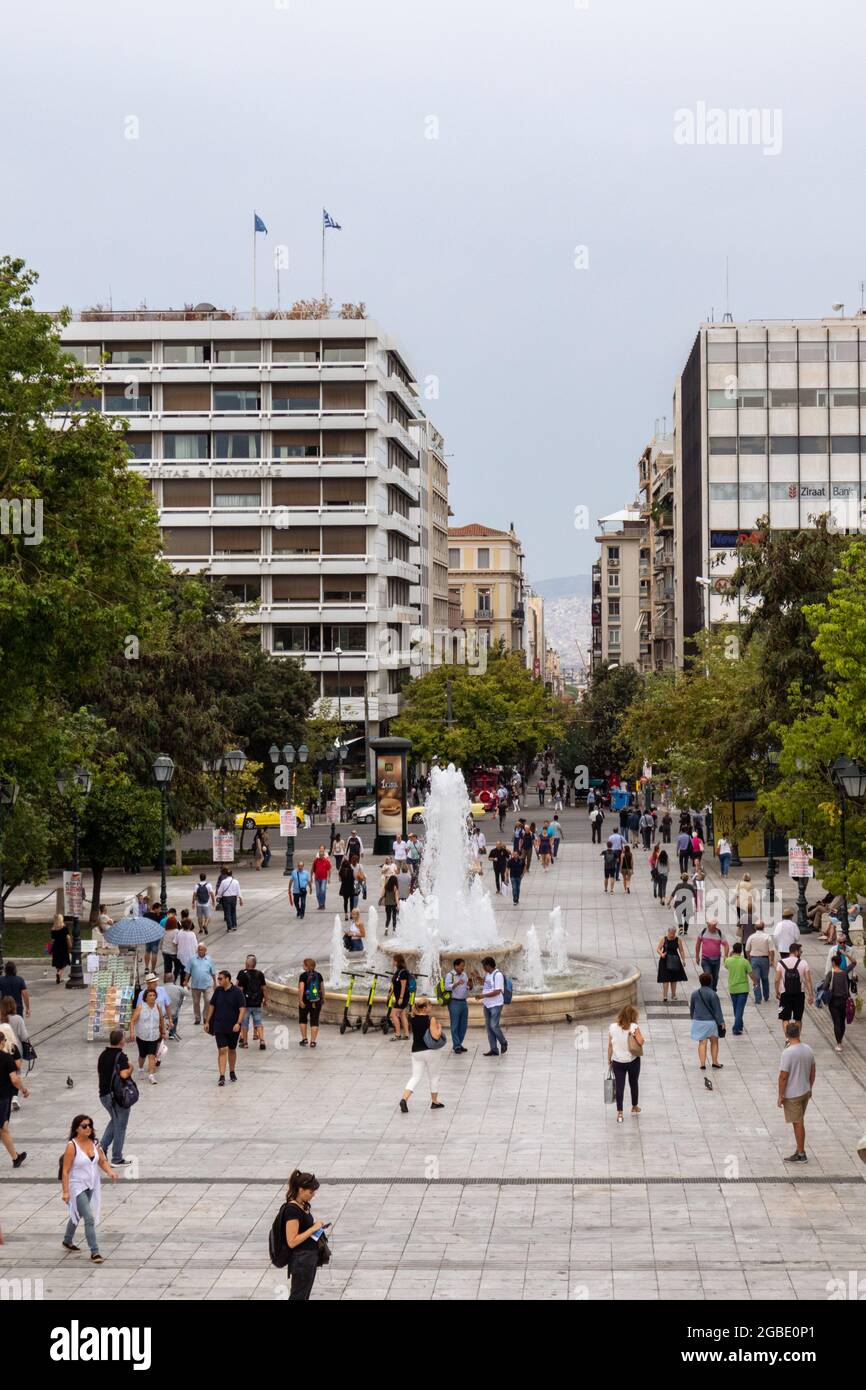 Athènes, Grèce - 24 septembre 2019 : place Syntagma et fontaine. La vie urbaine le jour d'été nuageux. Plateau dans le centre-ville Banque D'Images