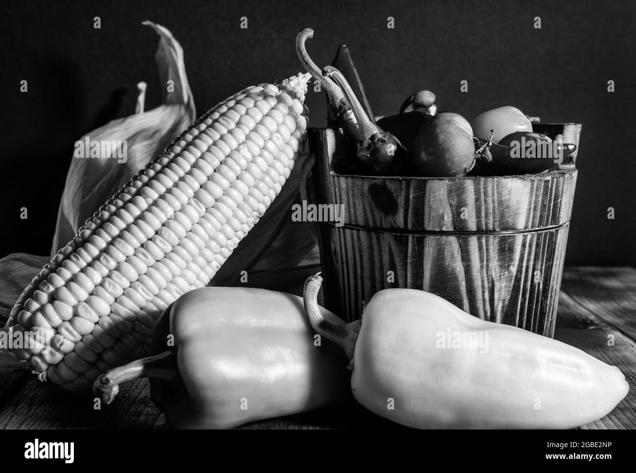 Épis de maïs frais avec piments et tomates légumes biologiques nourriture naturelle dans seau, mexicain Banque D'Images