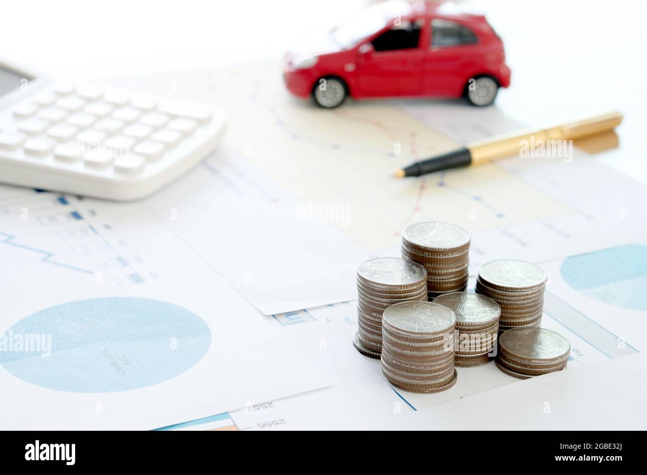 Calculatrice stylo et pièces de monnaie sur le rapport financier. Banque D'Images