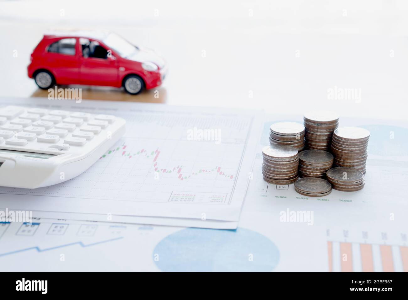 Calculatrice et pièces de monnaie sur le rapport financier. Banque D'Images