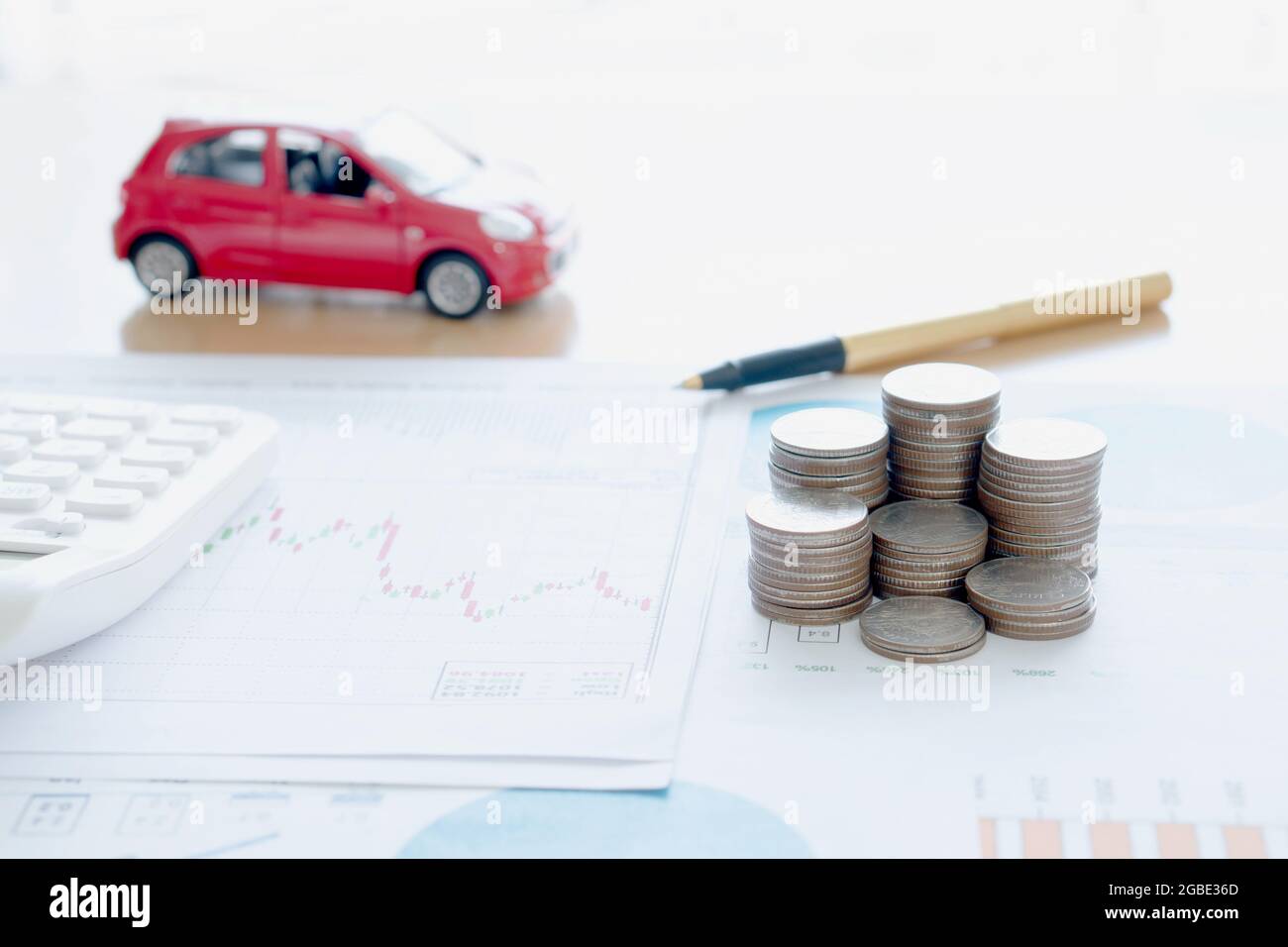 Calculatrice et pièces de monnaie sur le rapport financier. Banque D'Images