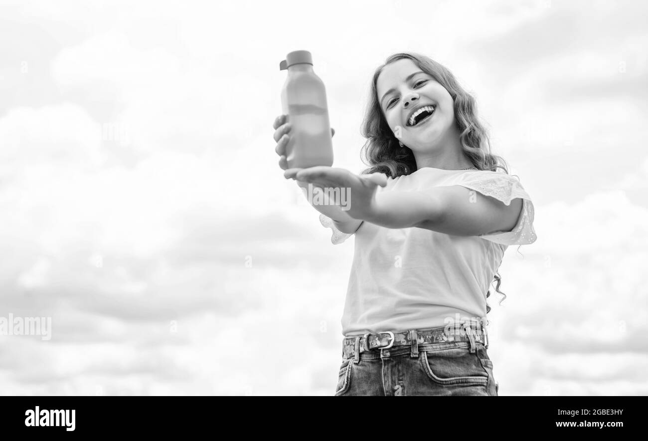 Jeune et gratuit. Ayez soif. Équilibre de l'eau dans le corps. Hydratez et hydratation. Boisson rafraîchissante pour enfants. Enfant Amuse-toi bien. enfance heureuse. Temps Banque D'Images