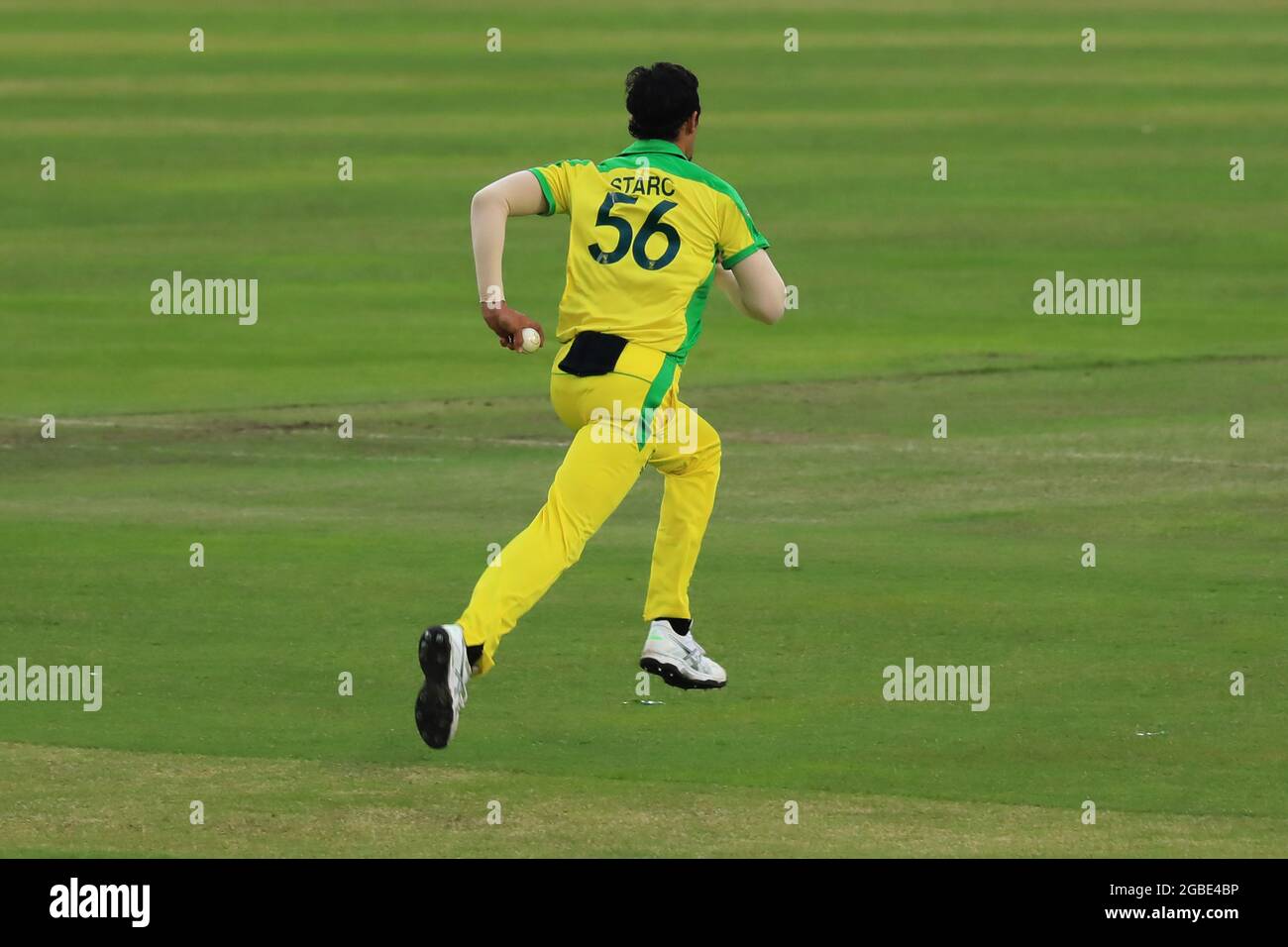 Dhaka, Bangladesh. 03ème août 2021. Le joueur de cricket australien Mitchell Starc a fait du bowling lors du premier match t20 contre le Bangladesh au Sher e Bangla National Cricket Stadium à Dhaka.(le Bangladesh a remporté 23 courses contre l'Australie) (photo de MD Manik/SOPA Images/Sipa USA) Credit: SIPA USA/Alay Live News Banque D'Images