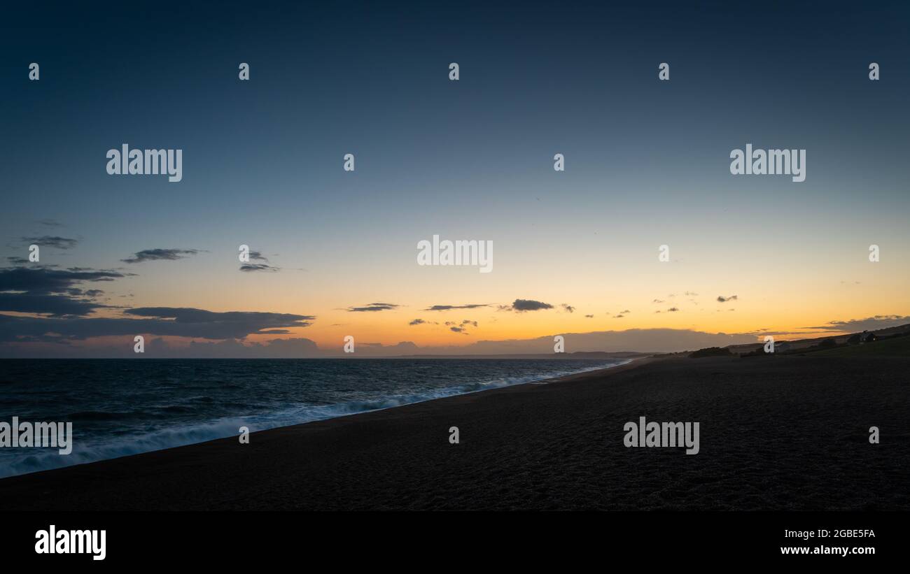 Chesil Beach, sur la côte jurassique de Dorset, au coucher du soleil Banque D'Images
