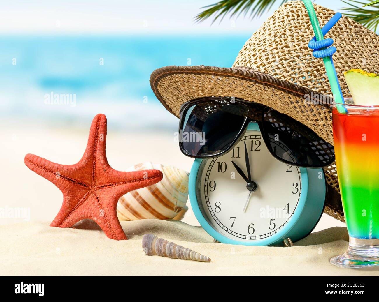 Offres de dernière minute. Concept de vacances d'été. Le temps de se  détendre. Réveil avec chapeau de paille, étoiles de mer, cocktail  arc-en-ciel sur la plage de sable et mer Backgr Photo