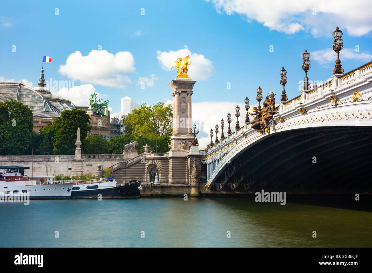 Vue d'exposition d'une journée sur le pont Alexandre III à Paris - France Banque D'Images