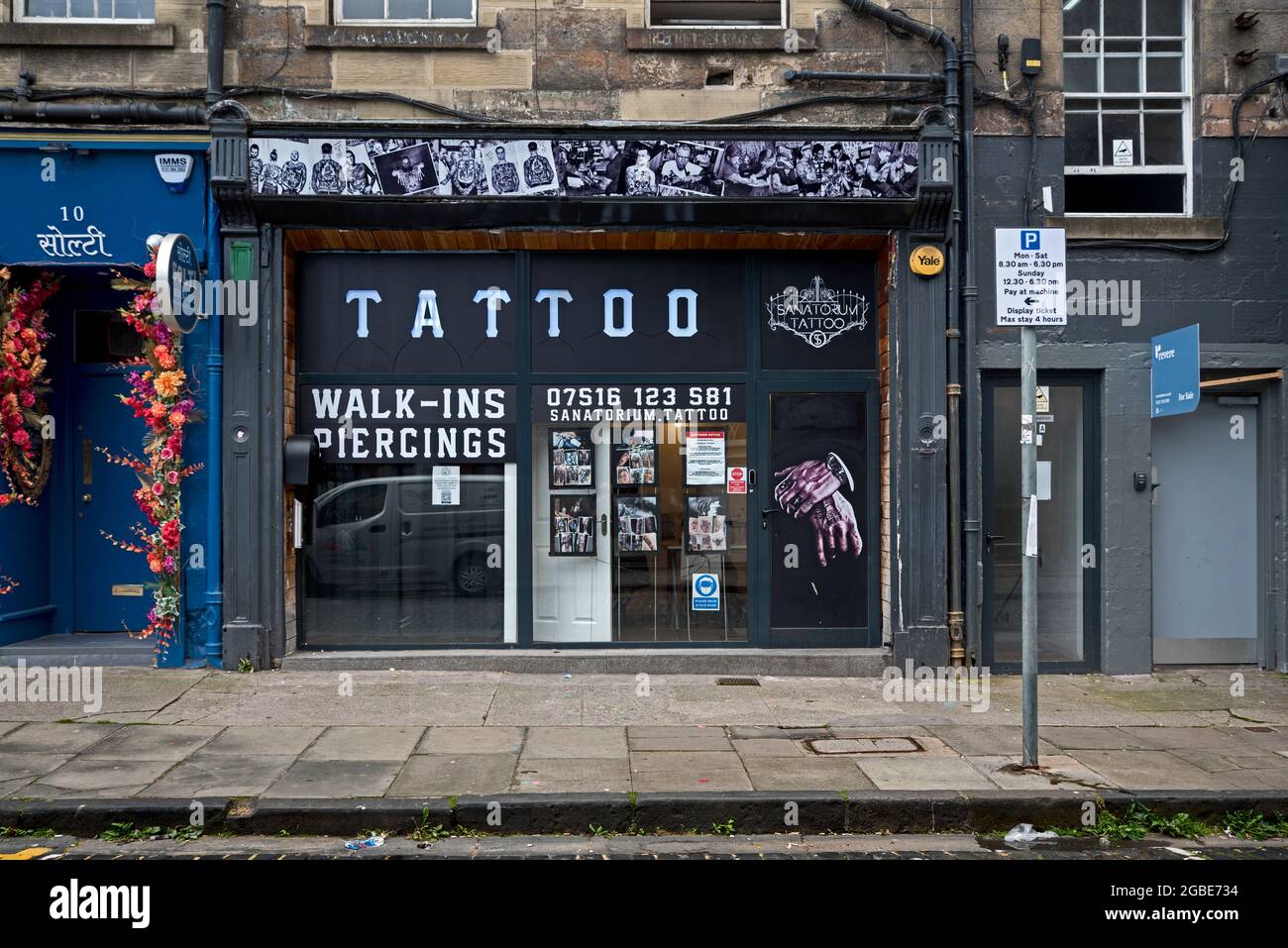 Tatouage, un salon de tatouage à Drummond Street, Édimbourg, Écosse, Royaume-Uni. Banque D'Images Tatouage, un salon de tatouage à Drummond Street, Édimbourg, Écosse, Royaume-Uni. Banque D'Images
