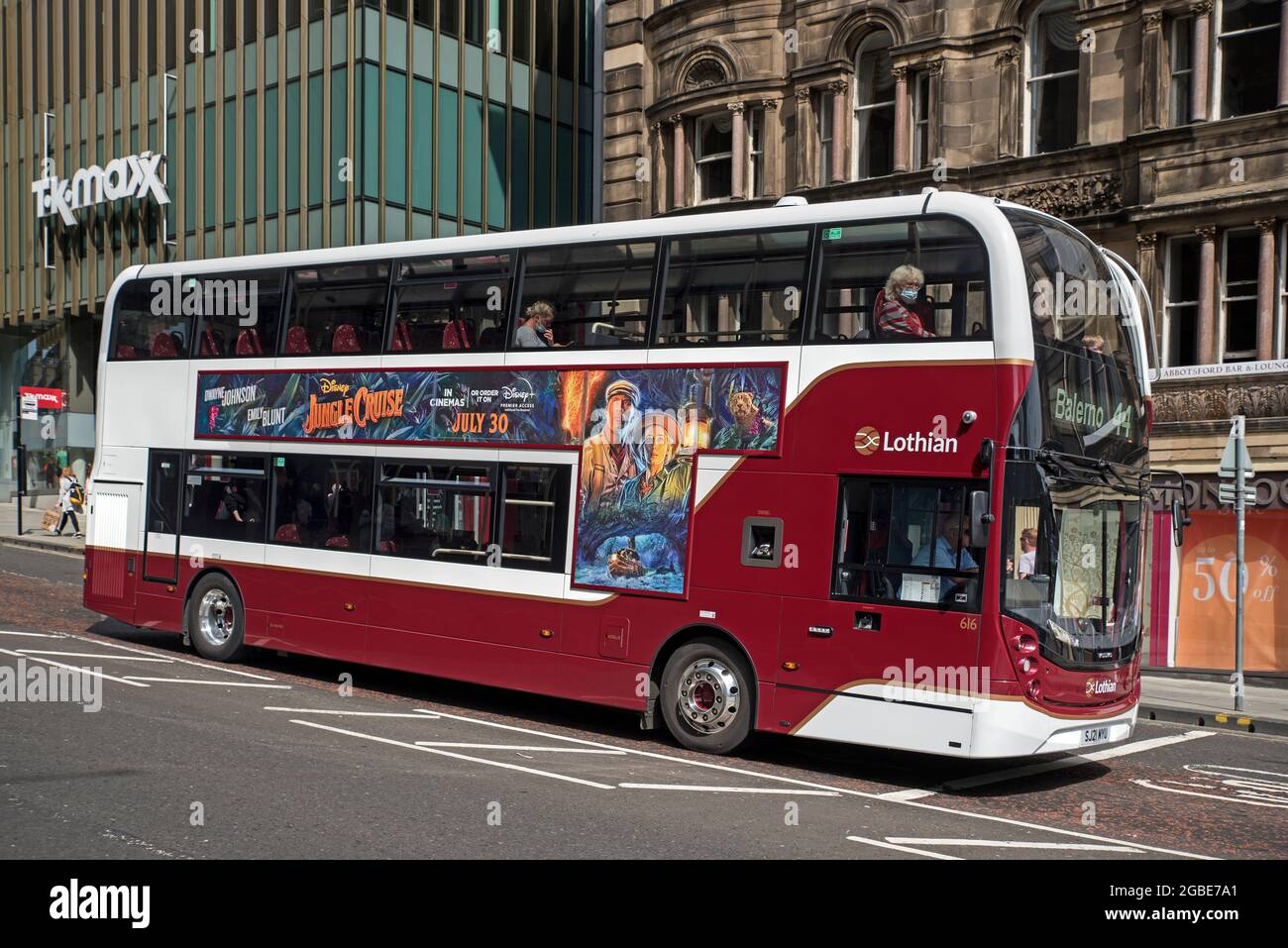 Publicité pour le film « Jungle Cruise » de Disney sur le côté d'un Lothian bus sur Princes Street, Édimbourg, Écosse, Royaume-Uni. Banque D'Images