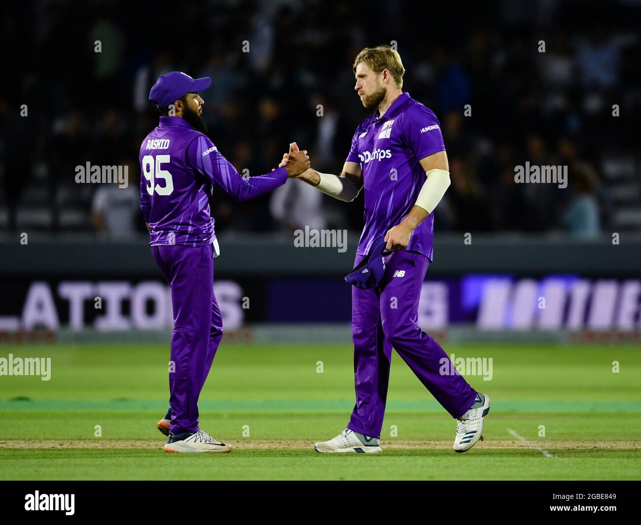 Lords Cricket Ground, Londres, Royaume-Uni. 3 août 2021. Les super-chargeurs du Nord Adil Rashid et David Willey célèbrent leur victoire de course en 63 dans le match des cent hommes entre London Spirit et les super-chargeurs du Nord : Credit: Ashley Western/Alay Live News Banque D'Images