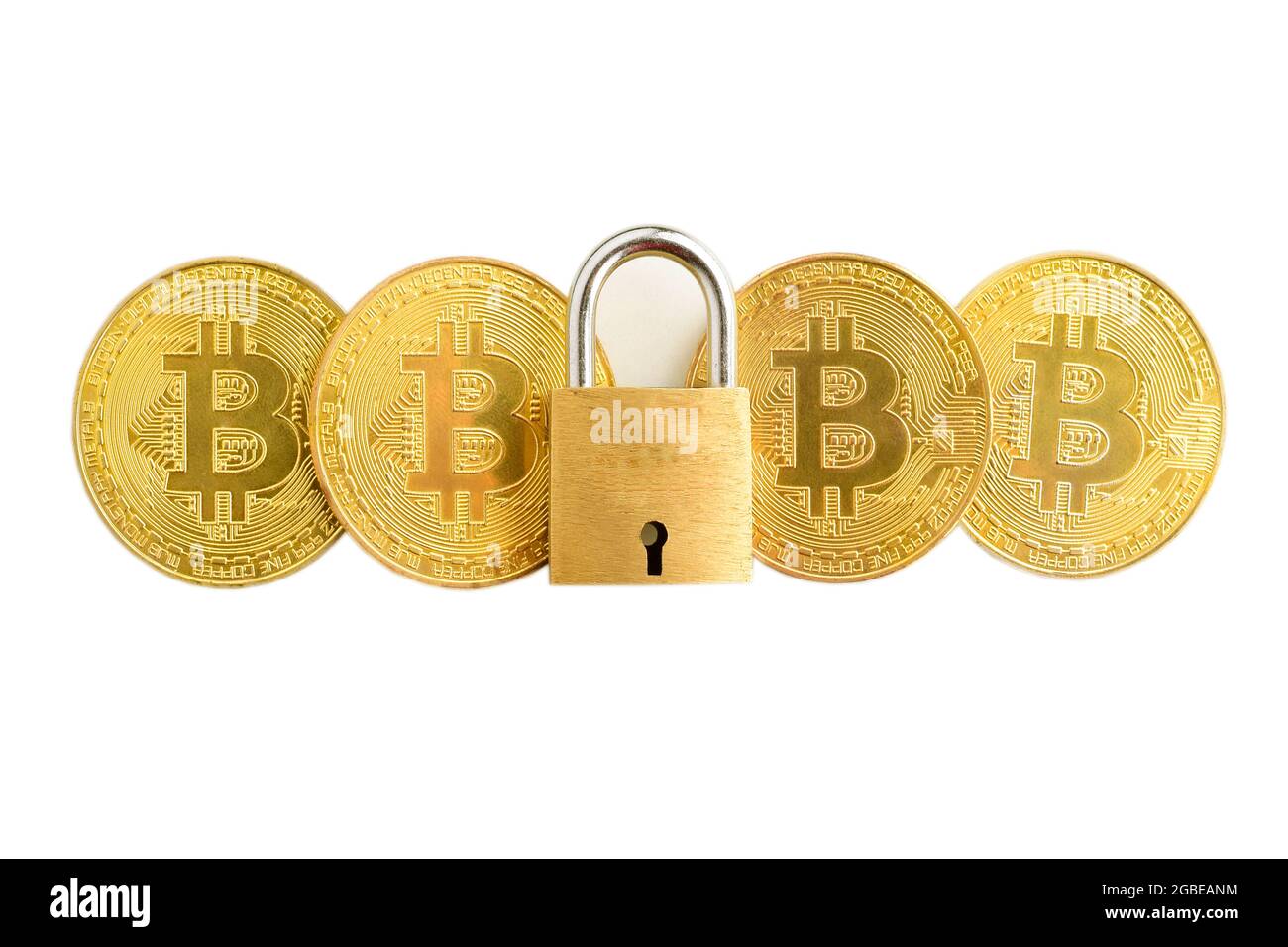concept de sécurité bitcoin, Bitcoin avec cadenas isolé sur fond blanc avec masque Banque D'Images