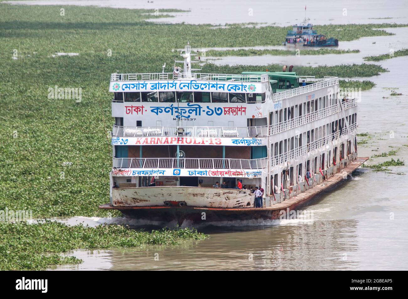 Ferry local pour passagers de retour au port de Dhaka. Le ferry est un moyen de communication très important avec la partie sud du Bangladesh Banque D'Images