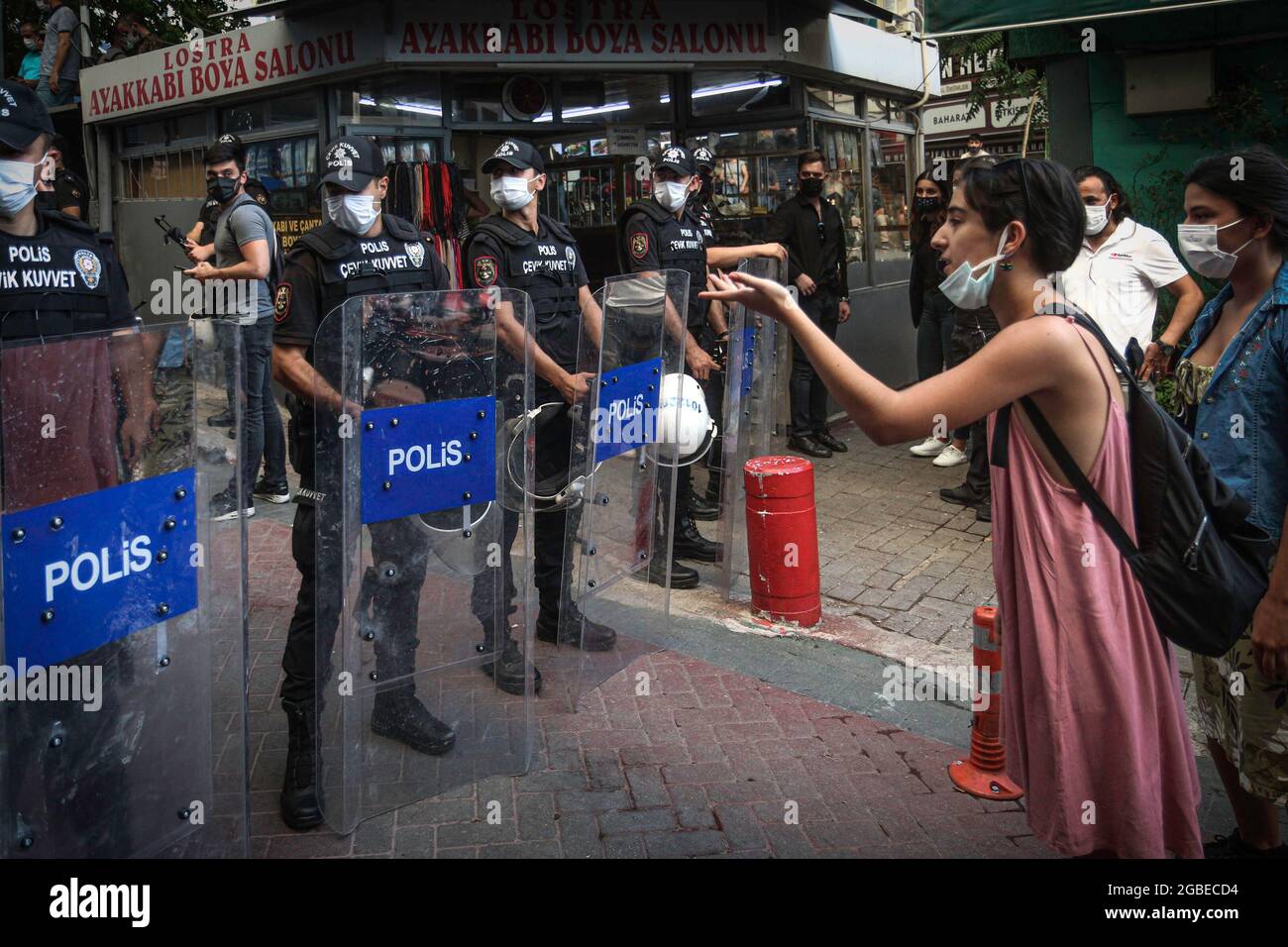 Ankara, Turquie. 03ème août 2021. Les manifestants font face aux policiers pendant la manifestation. Azra Gülendam Haytao?lu, étudiante de 21 ans, qui n'a pas été entendue depuis le 28 juillet à Antalya, a été trouvée morte dans une zone forestière d'Antalya Kepez. Convention d'Istanbul le Groupe de campagne d'Ankara s'est réuni devant la municipalité de Çankaya pour la femme assassinée. Crédit : SOPA Images Limited/Alamy Live News Banque D'Images