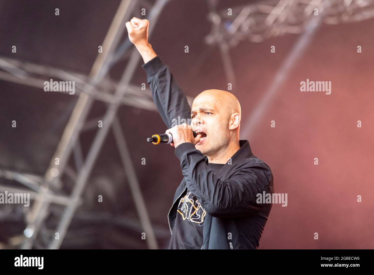 Sean Conlon du groupe Five, stylisé 5ive, se présentant au festival de musique Fantasia à Maldon, Essex, Royaume-Uni. Premier concert après la pandémie de COVID 19 Banque D'Images