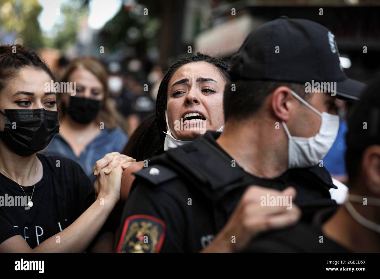Ankara, Turquie. 03ème août 2021. Les policiers ont vu arrêter un manifestant pendant la manifestation. Azra Gülendam Haytao?lu, étudiante de 21 ans, qui n'a pas été entendue depuis le 28 juillet à Antalya, a été trouvée morte dans une zone forestière d'Antalya Kepez. Convention d'Istanbul le Groupe de campagne d'Ankara s'est réuni devant la municipalité de Çankaya pour la femme assassinée. (Photo de Tunahan Turhan/SOPA Images/Sipa USA) crédit: SIPA USA/Alay Live News Banque D'Images