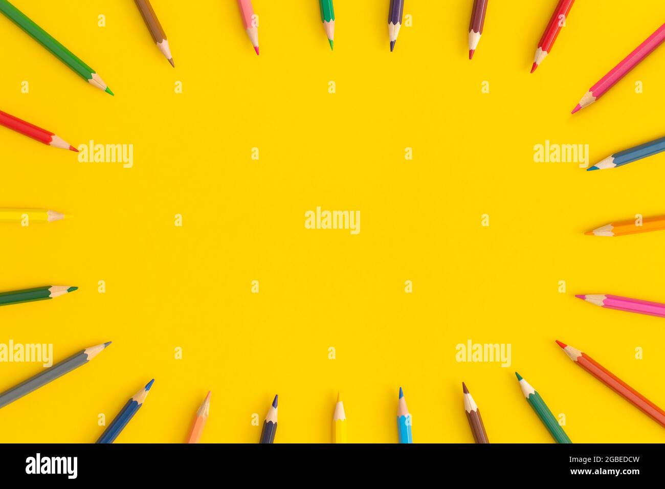 Crayons de couleur sur fond jaune. Vue de dessus avec espace de copie. Pose à plat. Concept de retour à l'école. Banque D'Images