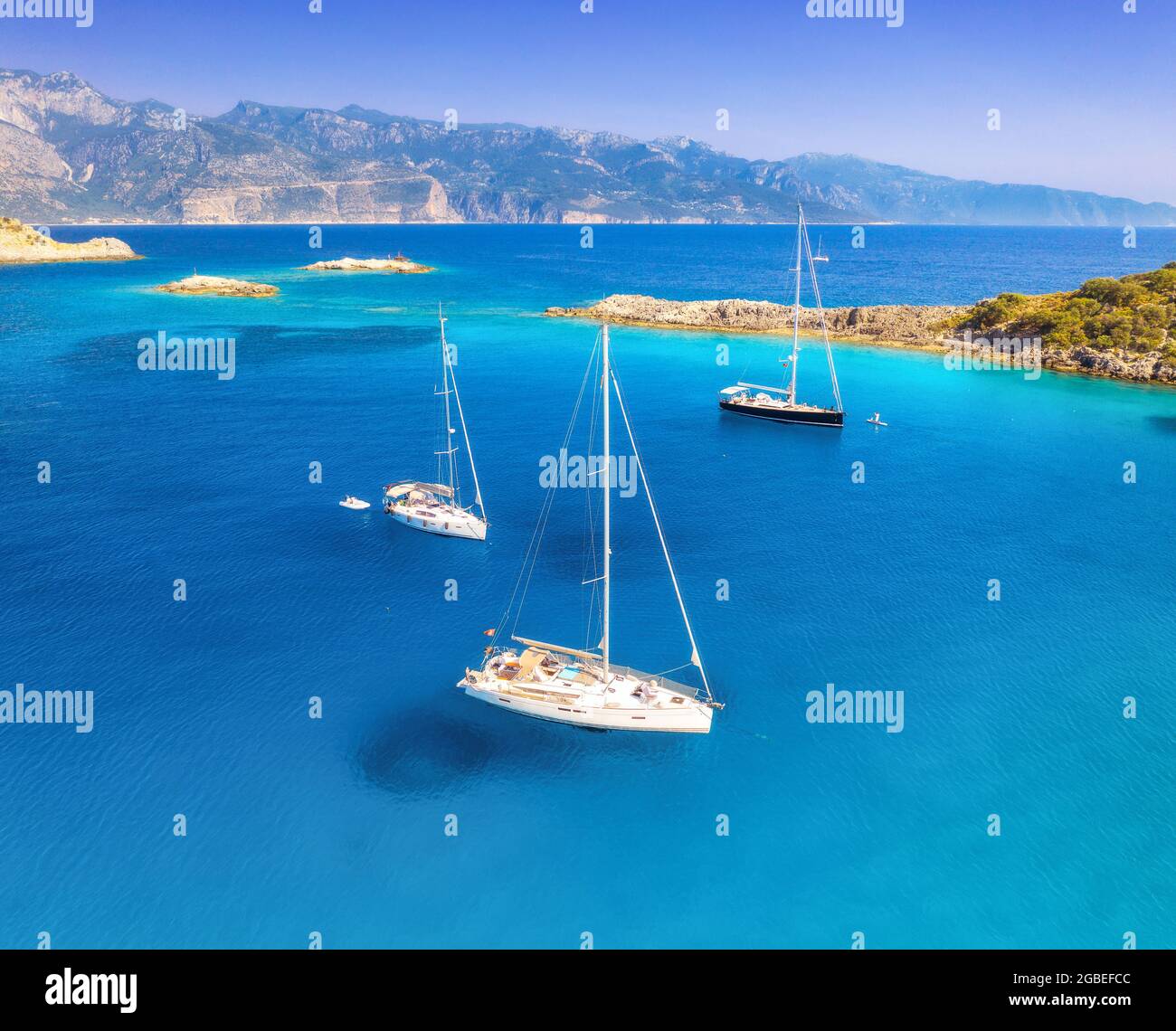 Vue aérienne de magnifiques yachts et bateaux sur la mer au coucher du soleil Banque D'Images