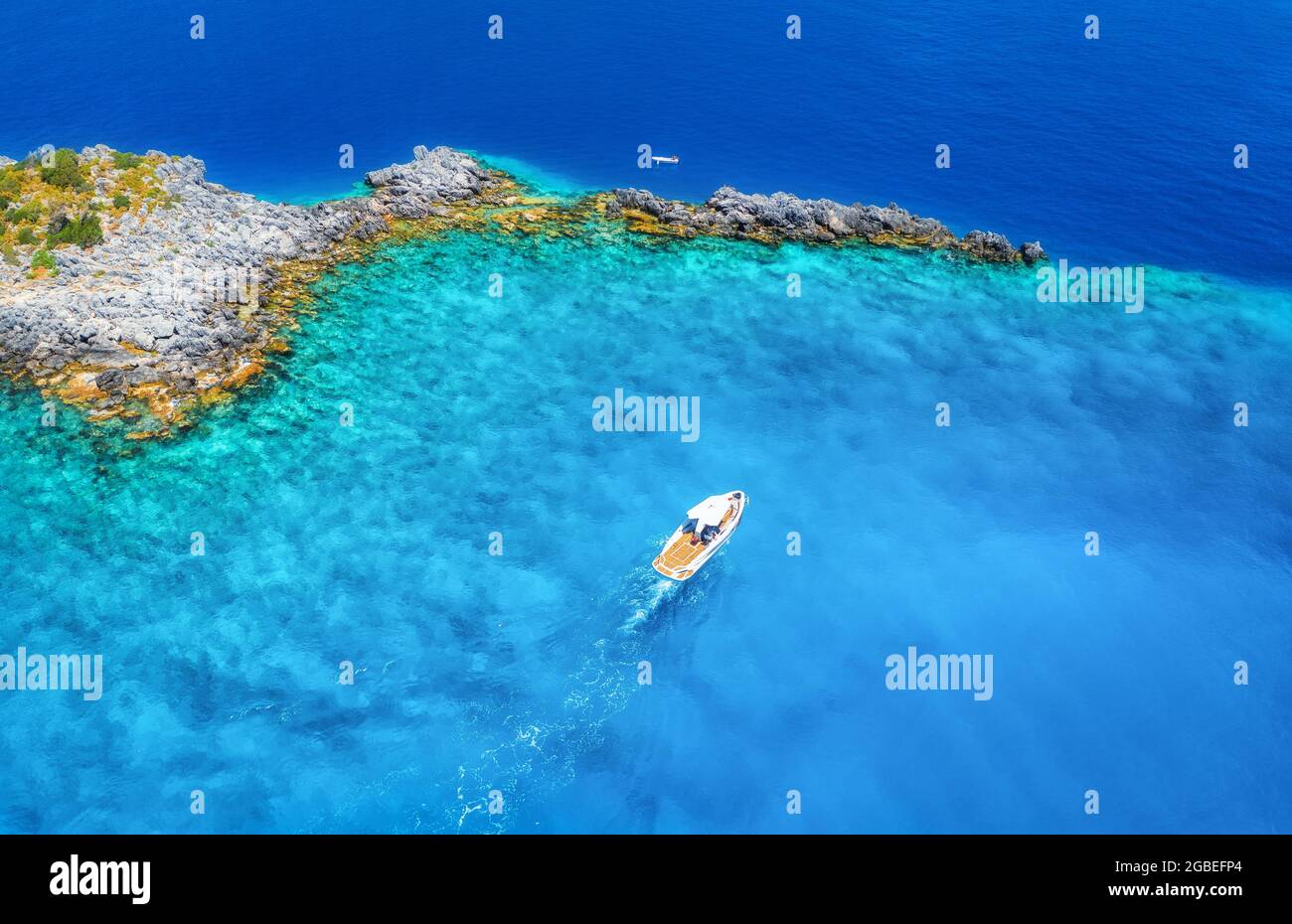 Bateau à vitesse sur la mer bleue à la journée ensoleillée en été. Vue aérienne Banque D'Images
