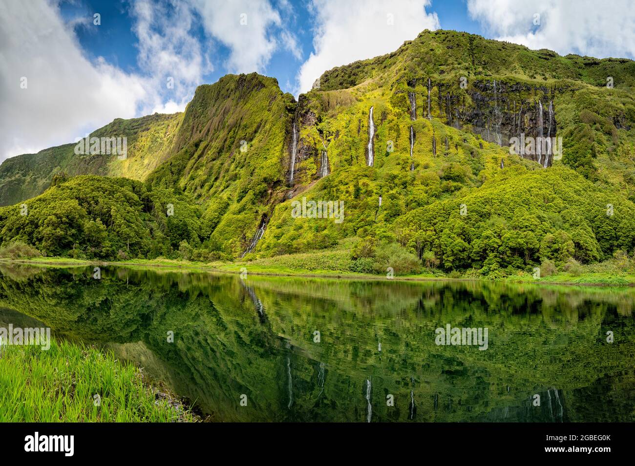 Paysage pittoresque des Açores, île de Flores. Lagon emblématique avec plus de 20 cascades séparées sur une seule face rockface, qui coule dans le lac Alagoinha. Meilleur voyage Banque D'Images