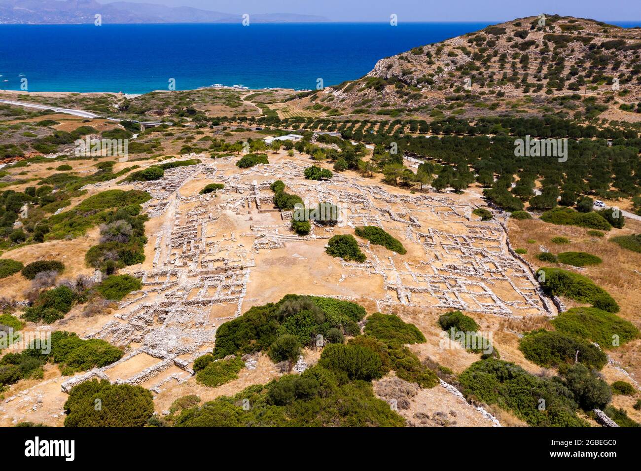 Vue aérienne par drone des anciennes ruines minoaires de Gournia sur l'île grecque de Crète Banque D'Images