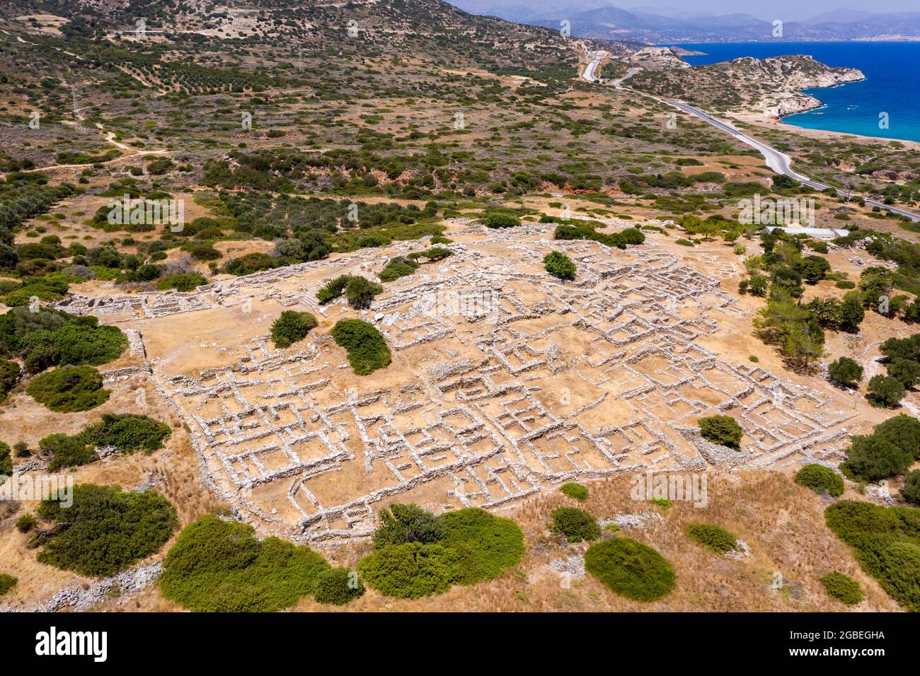 Vue aérienne par drone des anciennes ruines minoaires de Gournia sur l'île grecque de Crète Banque D'Images
