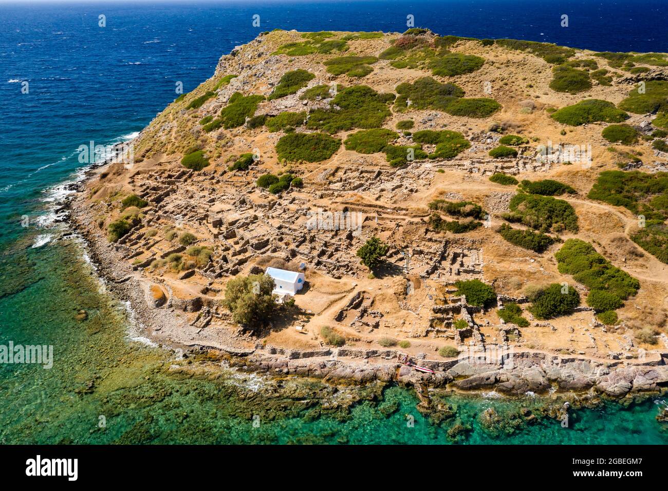 Vue aérienne des anciennes ruines minoaires sur une île (Mochlos, Crète, Grèce) Banque D'Images
