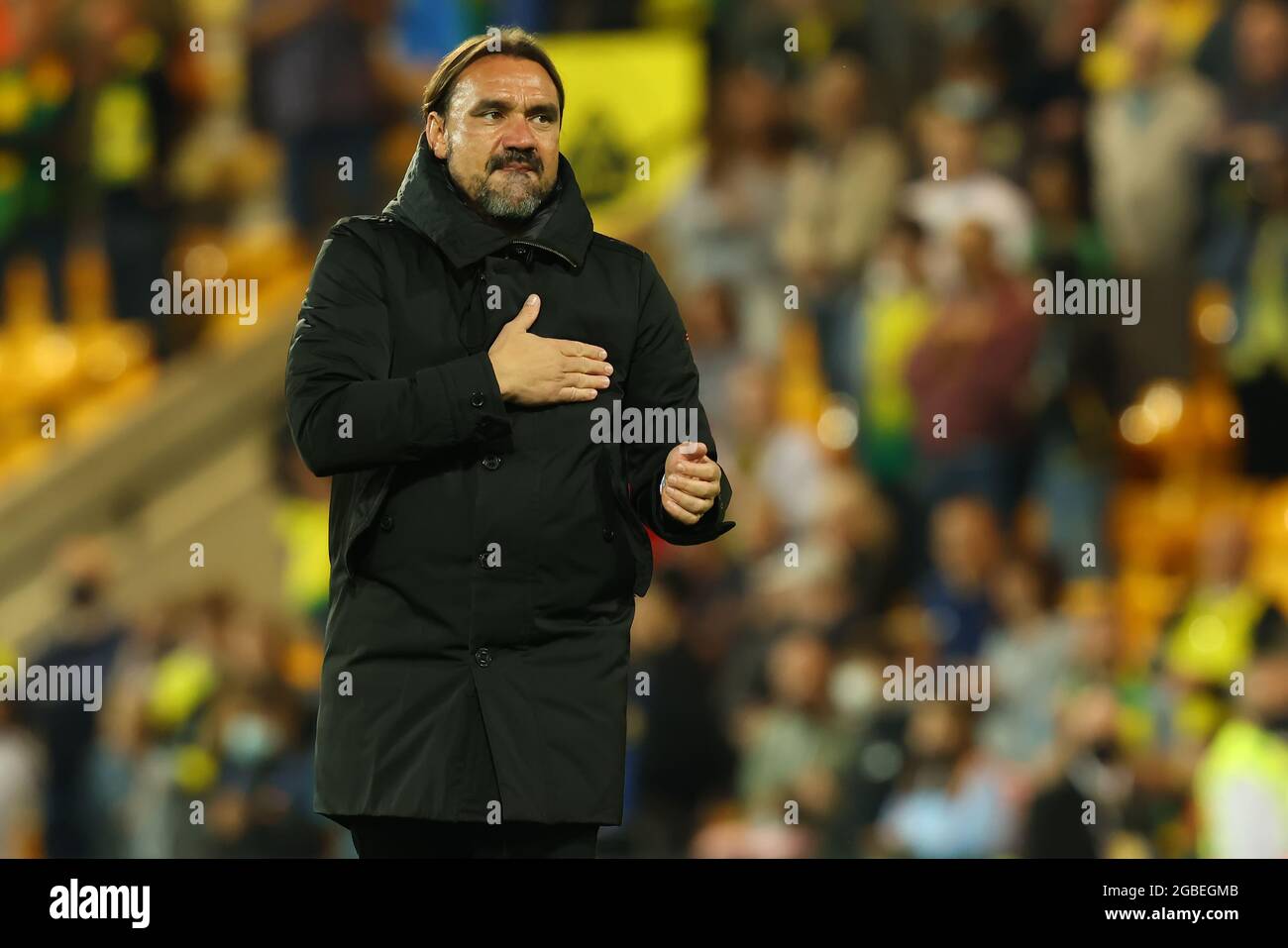 3 août 2021 ; Carrow Road, Norwich, Royaume-Uni. Football amical d'avant-saison, Norwich City versus Gillingham ; le directeur de la ville de Norwich Daniel Farke remercie les fans après la victoire 5-0 Banque D'Images